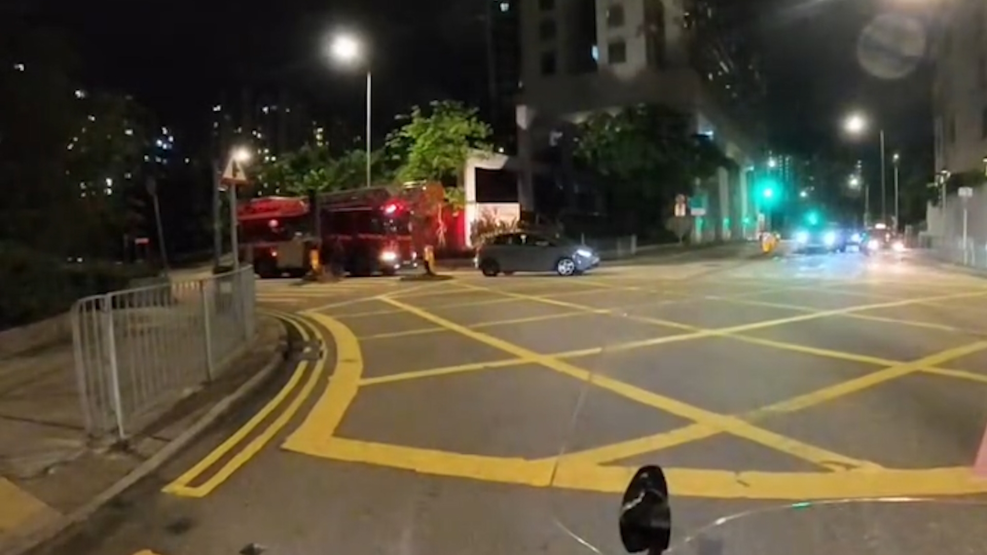 車Cam直擊｜私家車馬路擋響警號消防車前進　片主怒斥：行啦阻X住曬