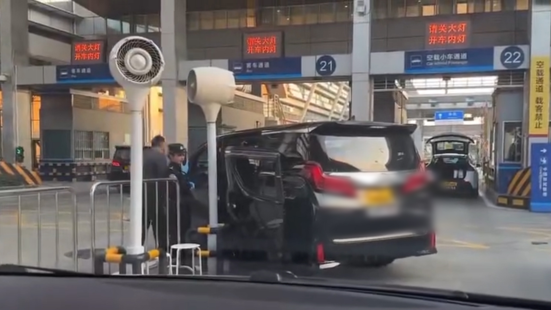 中港牌七人車關口過關「自炒」　網民嘲：同粵車南下無分別