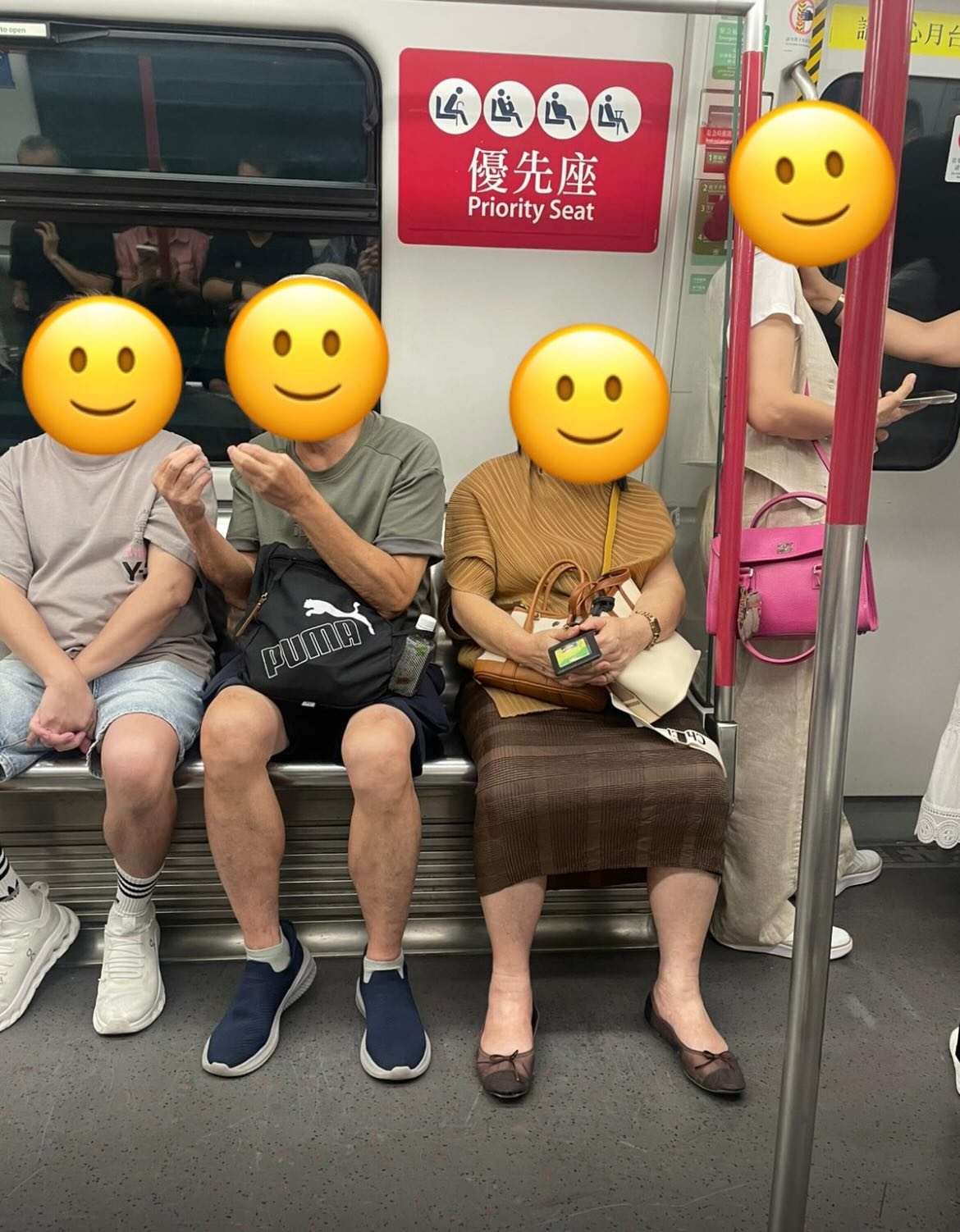 港鐵長者坐優先座全程曬樂悠咭先敢坐　網民形容：變咗「批鬥座」