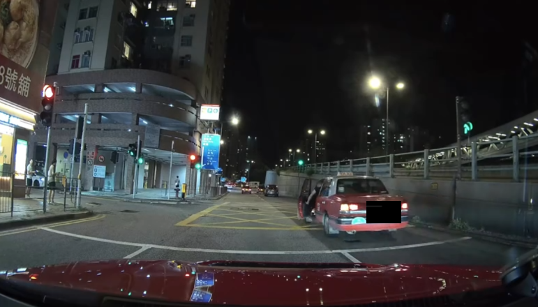車Cam直擊｜荔枝角道男子中途落的士　司機踩油門撞乘客畫面曝光