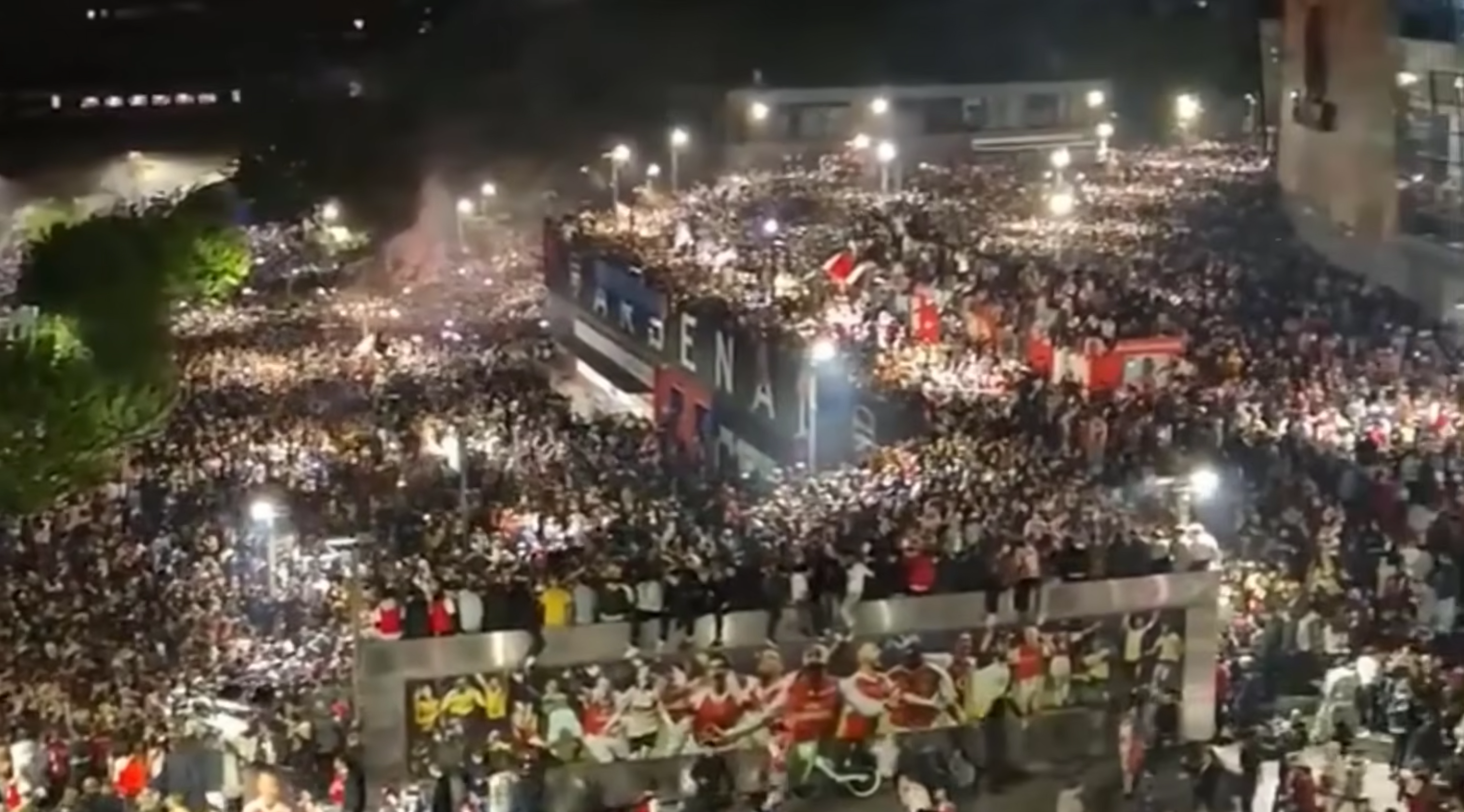 大量阿仙奴球迷陸續到場，擠滿北倫敦街道，載歌載舞盡情狂歡。（YouTube影片截圖／SommitSports）