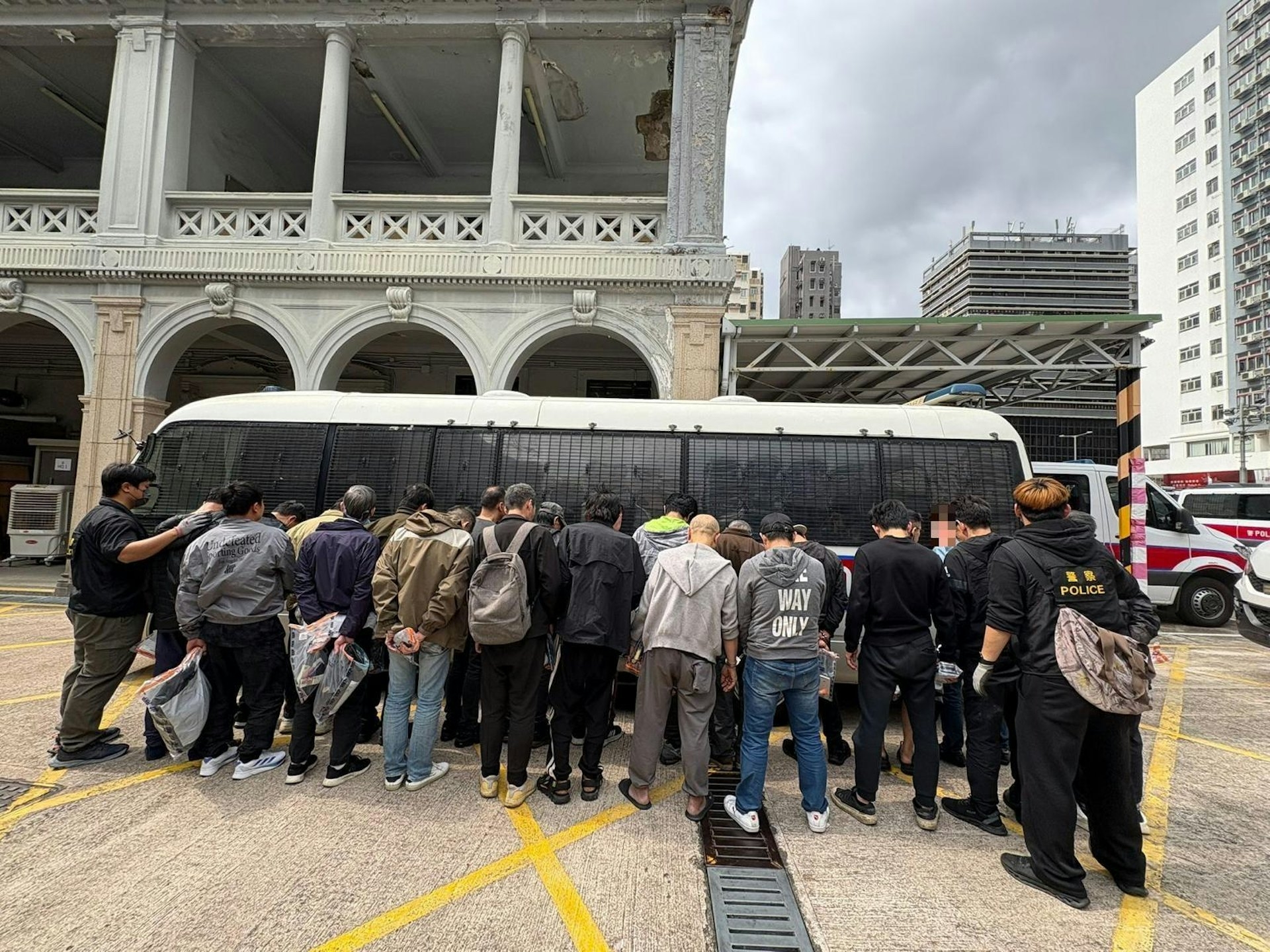 行動中，警方共拘捕23名本地男子。（警方圖片）