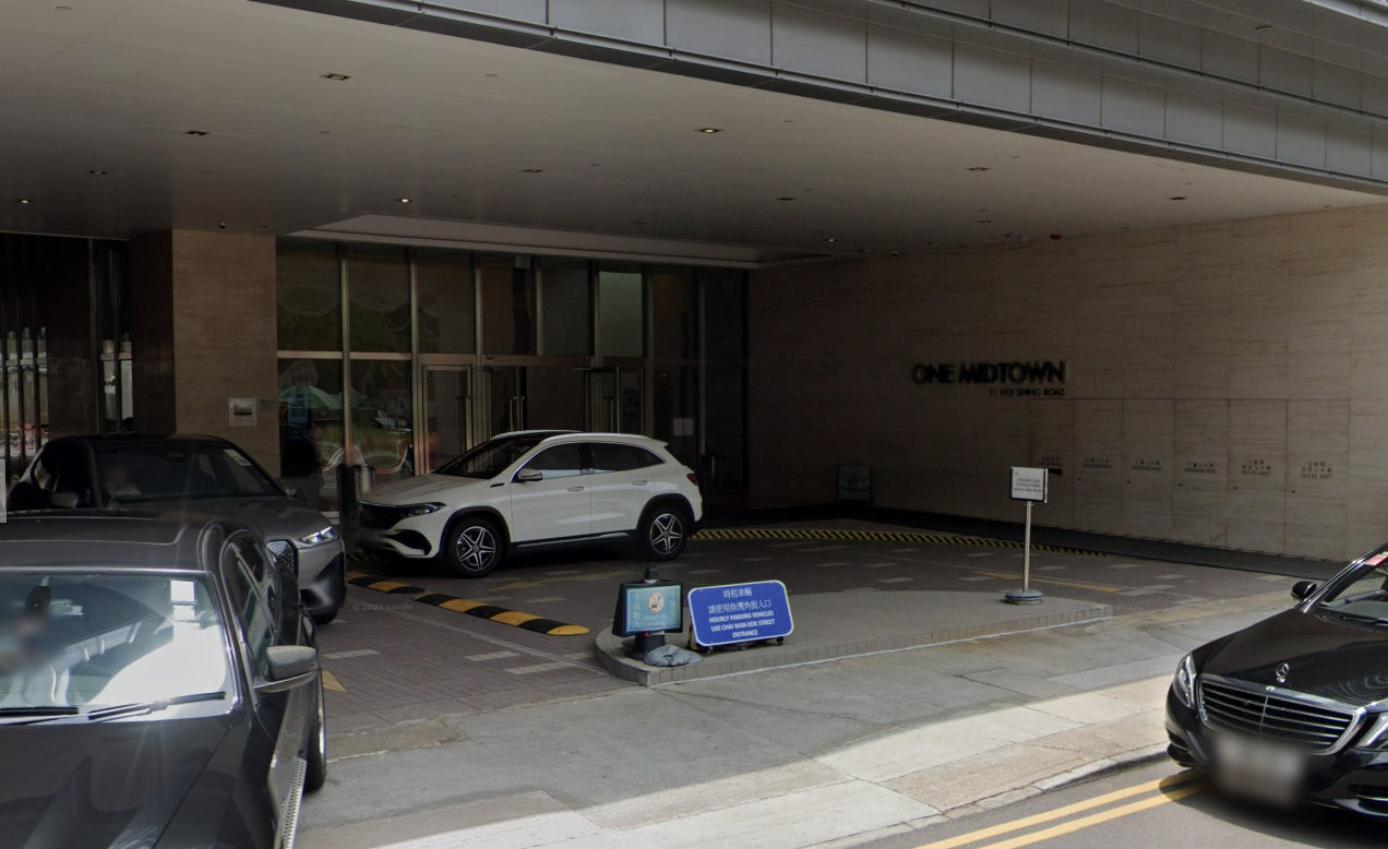 荃灣一名女子潛入海盛路11號商業大廈「One Midtown」一間資料收集中心，盜取700元財物，包括鎖匙、電話和現金。 (GOOGLE地圖)