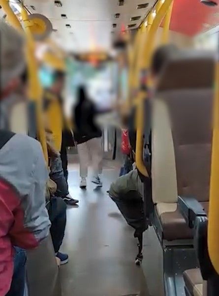 有片｜巴士阿叔大鬧車廂稱要「等埋老婆」　乘客鼓譟　結局最終居然這樣！