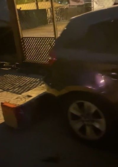 私家車疑亂泊地盤遭「土法鎖車」。(影片截圖)