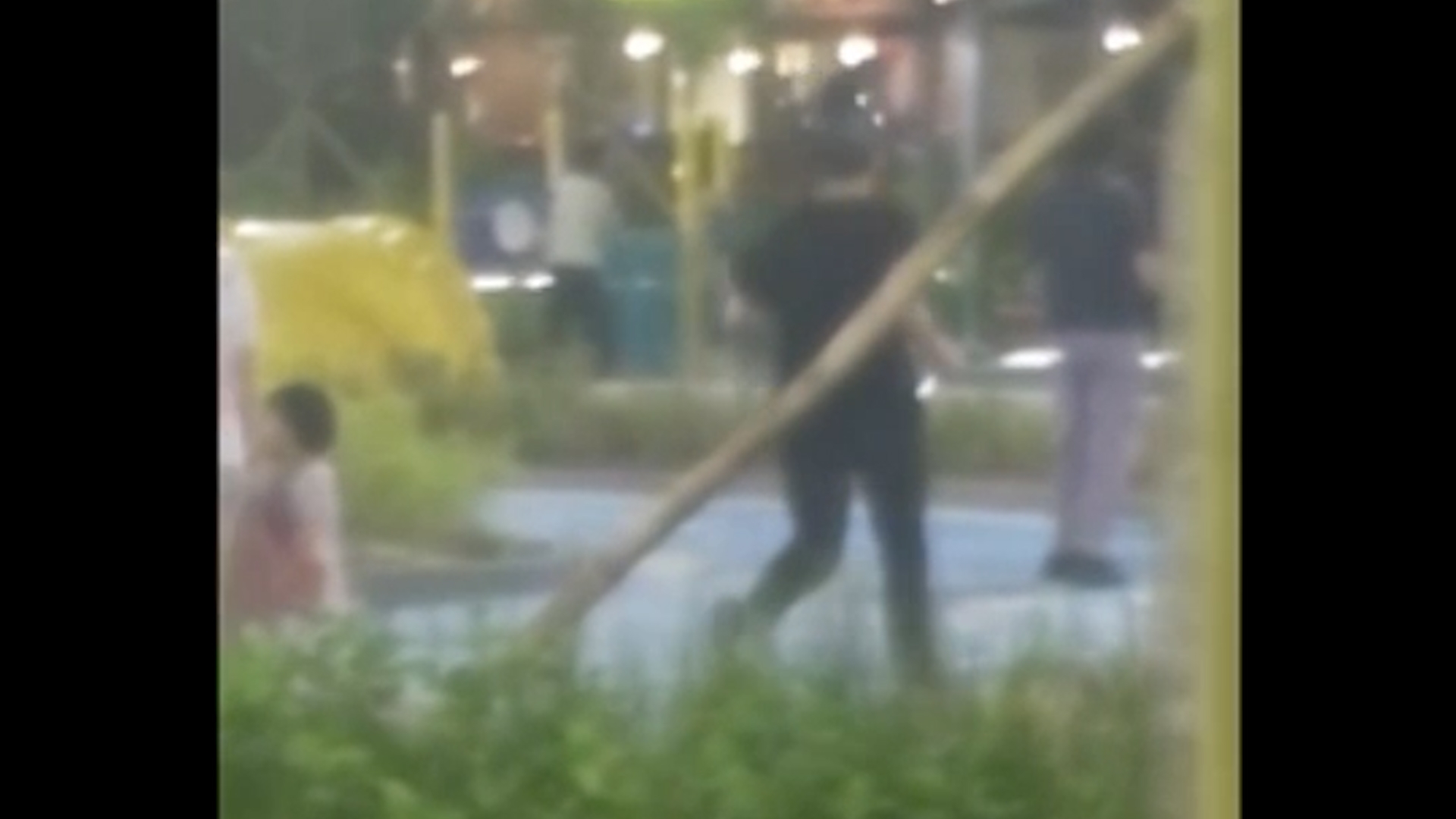 將軍澳南公園男子疑「持利刀」奔跑　途人無發現身邊更有小童經過 （FB@將軍澳主場 影片截圖）