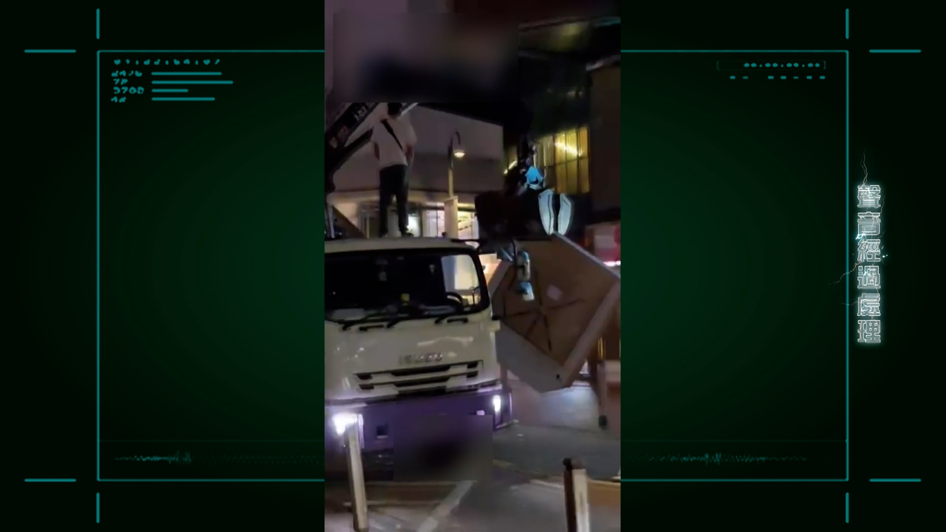 王先生指，貨車機械臂夾大型廢料時並不穩妥，感覺廢料隨時會掉下來。