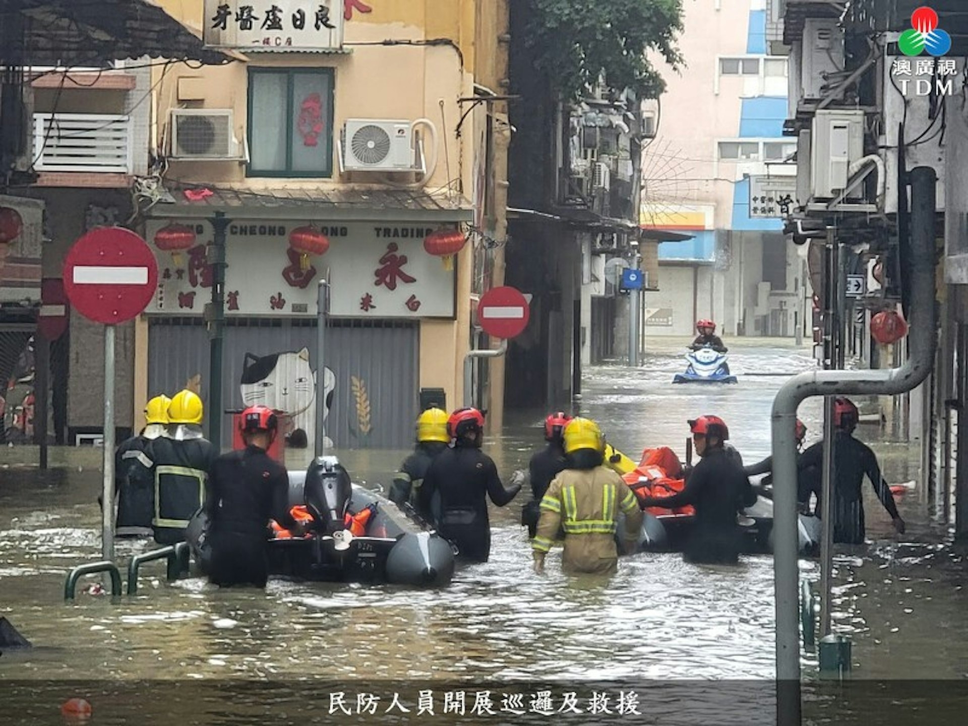 沙欄仔街有居民於水浸區域被困，消防員到場救援。（澳廣視圖片）