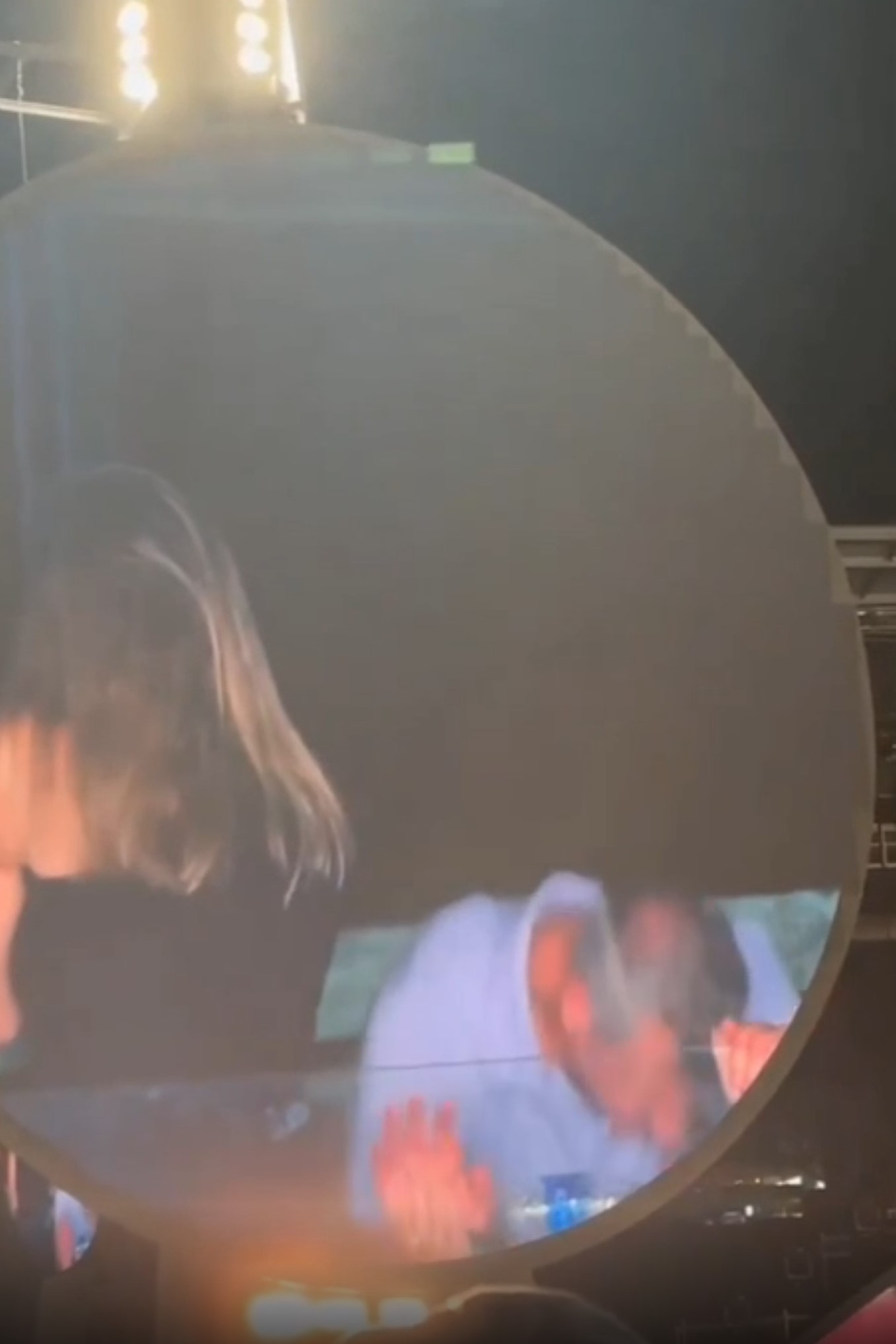 Coldplay演唱會Kiss Cam環節，意外揭露科技公司高層婚外情。（網上影片截圖）