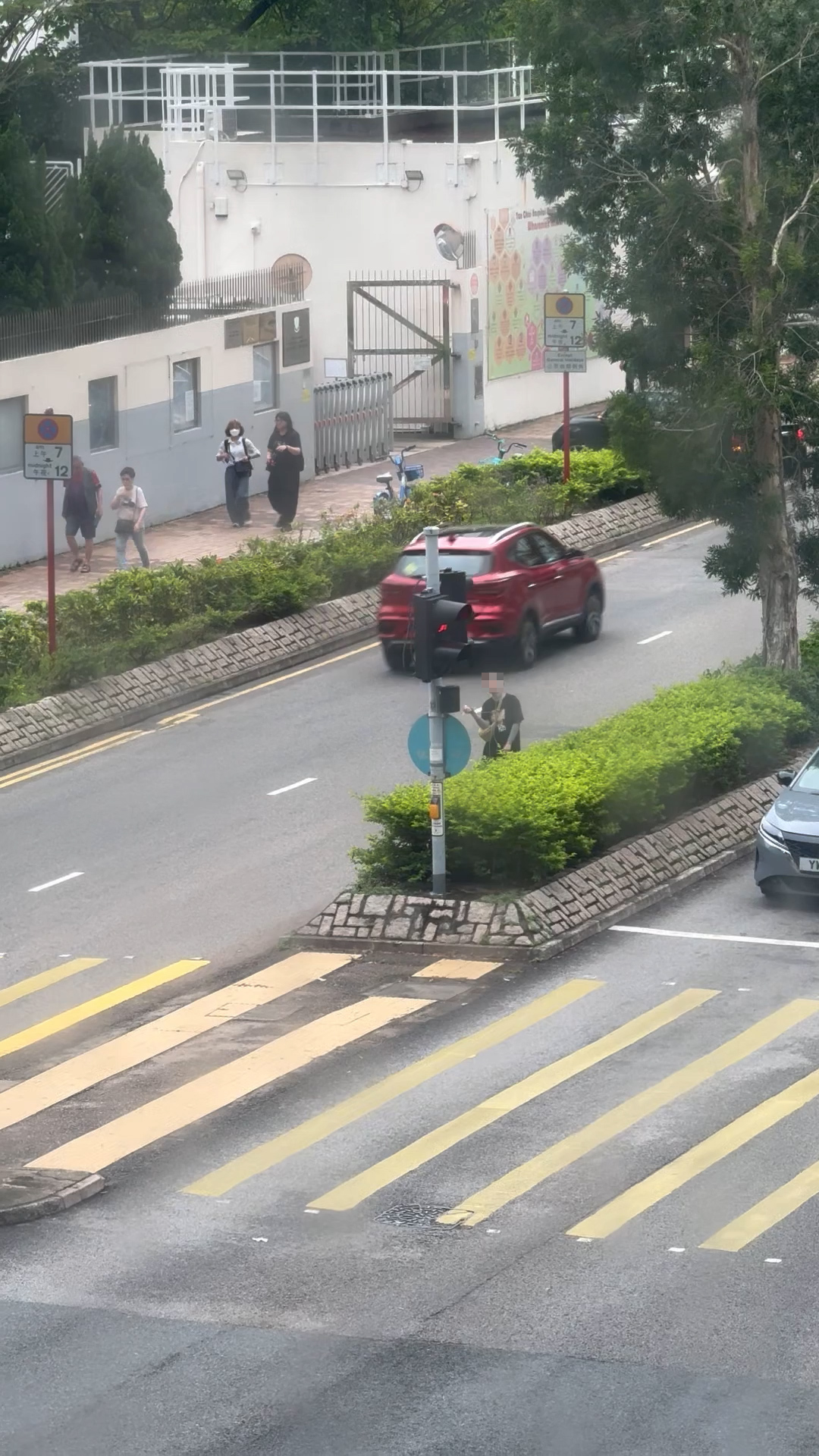 涉事女子一度站在馬路上，有節奏地擺動身體。（報料觀眾提供影片截圖）