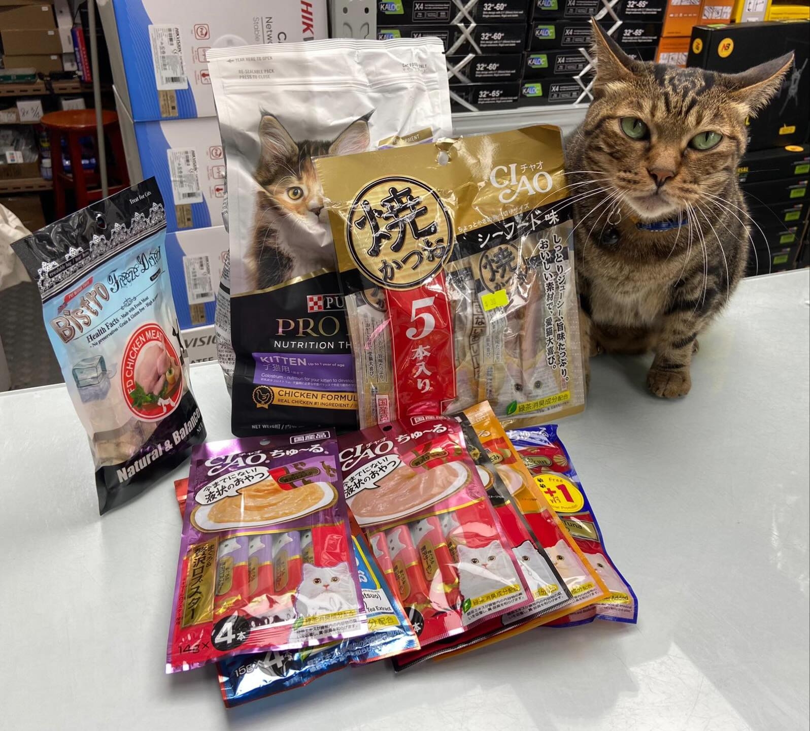 另外，有網民放上一張貓貓身旁有一大堆零食的相片，相中貓與涉事的貓店長相當似樣，疑為用了兩張「紅衫魚」為貓店長買東西添食。