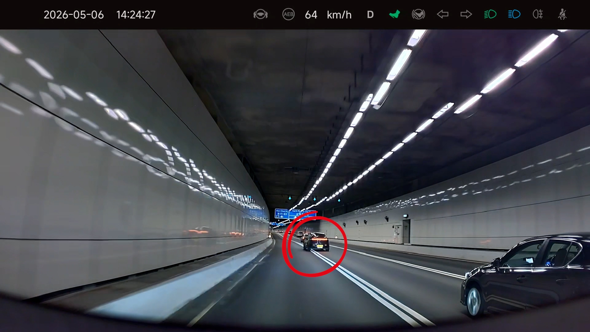 東張西望報料｜Tesla中港車隧道硬Cut雙白線　車Cam影曬　觀眾報料稱「必須嚴懲」（觀眾廖先生向《東張+》提供）