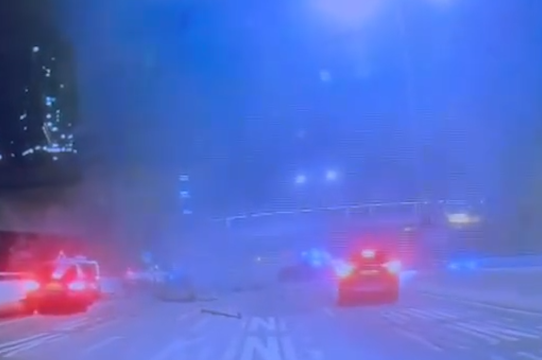 西九龍公路車禍疑的士切線撼私家車3人死。(影片截圖)