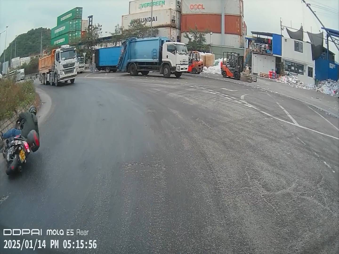 葵青鐵騎士路面跣親險被泥頭車輾過