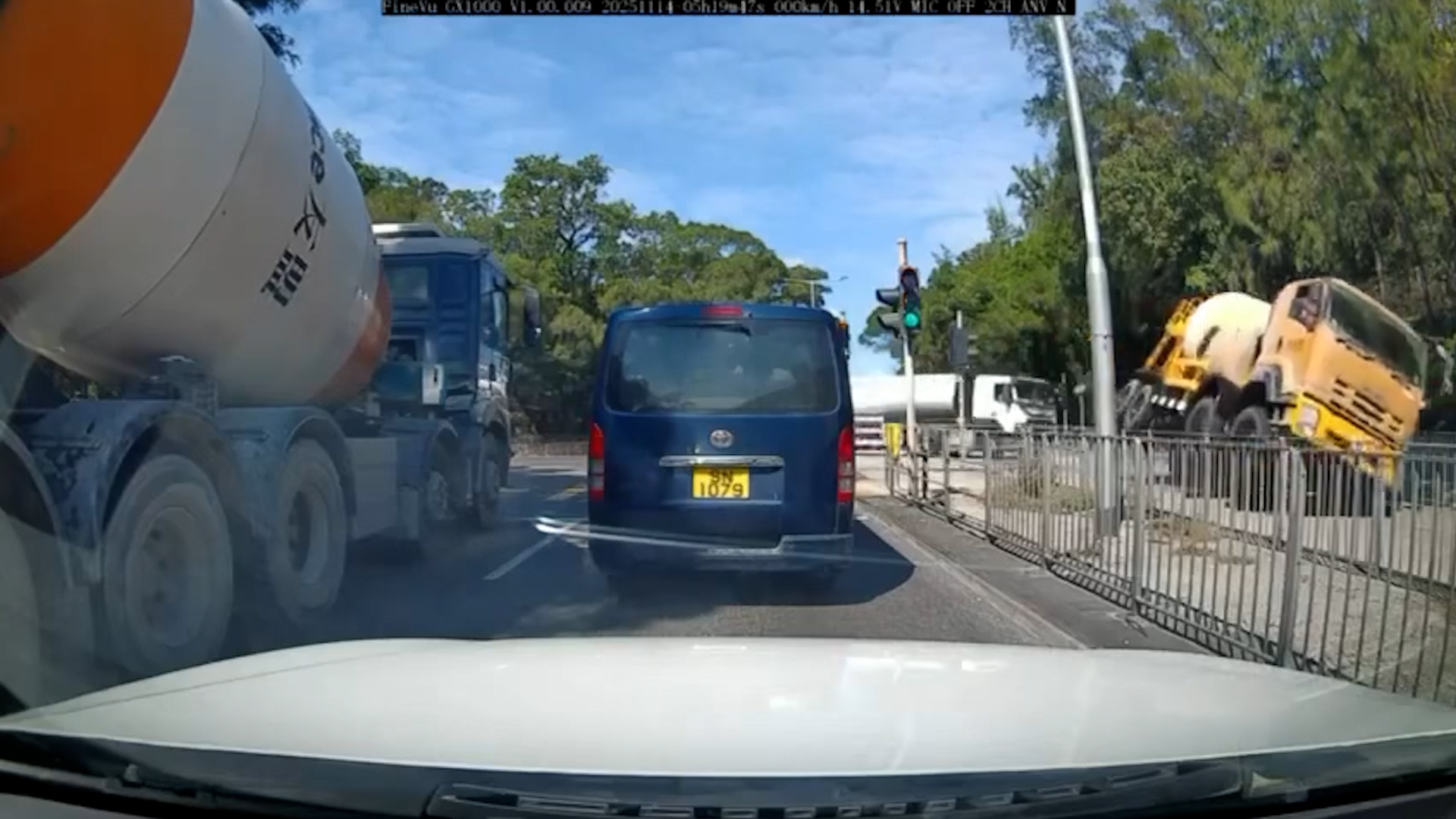 涉事田螺車入彎後，其右邊車輪開始離地，隨即向左翻側。（Facebook影片截圖／車cam L（香港群組）／Bosco Chu）