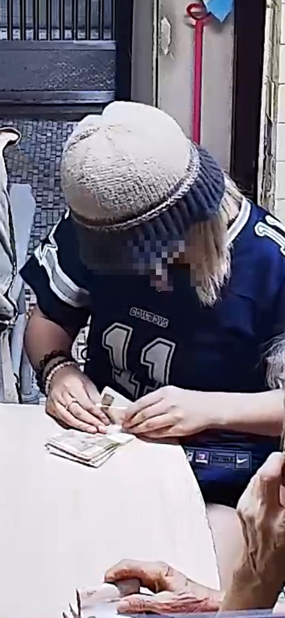 騙案｜港女冒認「女兒」打電話騙錢上門收4萬保釋金，兒子社交平台緝騙徒。(FB@香港失物報失及認領群組／Ken Ng)