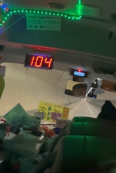 紅Van隧道車速開過百嚇壞乘客，網民留言大曬亡命小巴事蹟。(影片截圖)