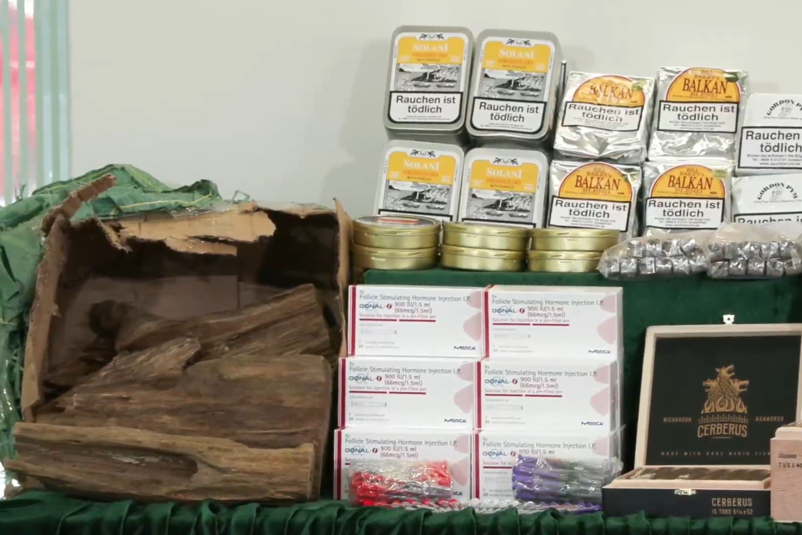 海關檢獲大批走私貨物，包括藥劑產品、煙草產品、煙彈、燕窩、受管制的魚翅、沉香木等，總值約2900萬元。（海關Facebook直播截圖）