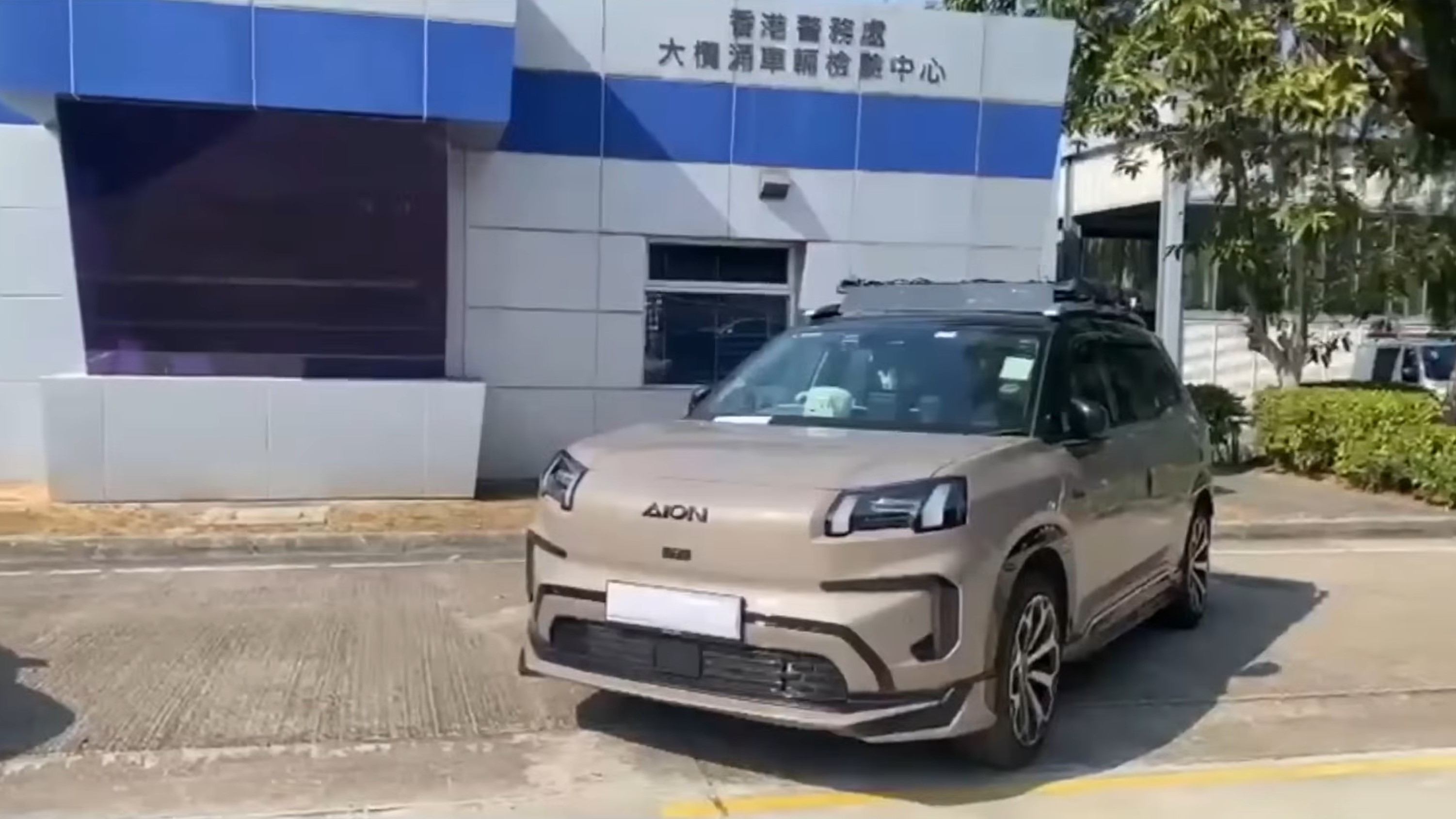 涉案兩輛BYD及AION私家車被扣查作進一步檢驗。（警方YouTube直播截圖）