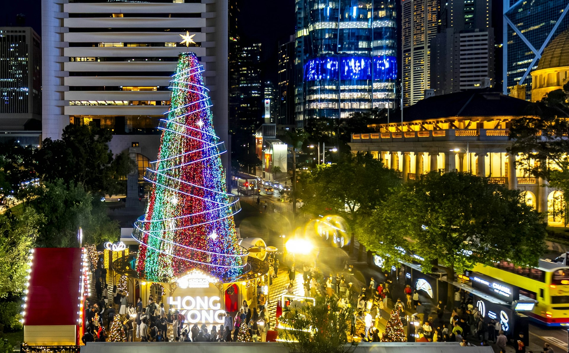 皇后像廣場花園化身「聖誕天地」，場內設有巨型玩具聖誕天地、20米高戶外聖誕樹及28棵迷你聖誕樹，於11月14日已亮燈。（旅發局圖片）