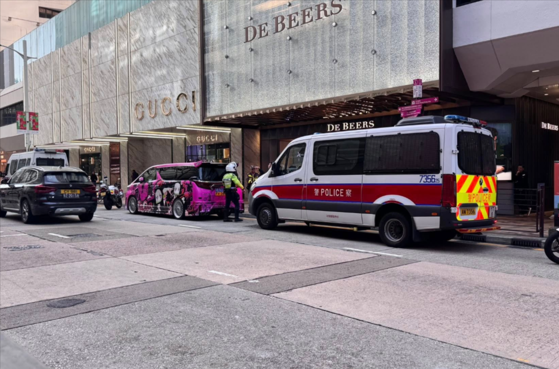 廣東道違泊「FV牌」七人車網絡惹議　警抄牌揭司機竟是通緝犯？