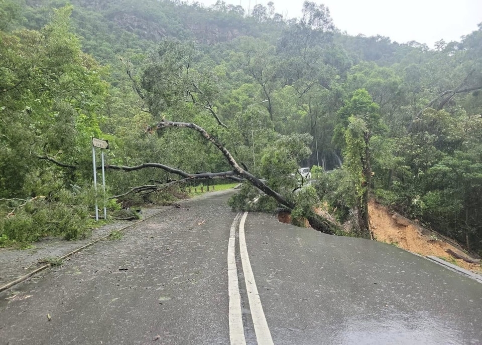 新娘潭路（來回方向）近涌背的全線須暫時封閉。（Geo Channel 土力場 Facebook）