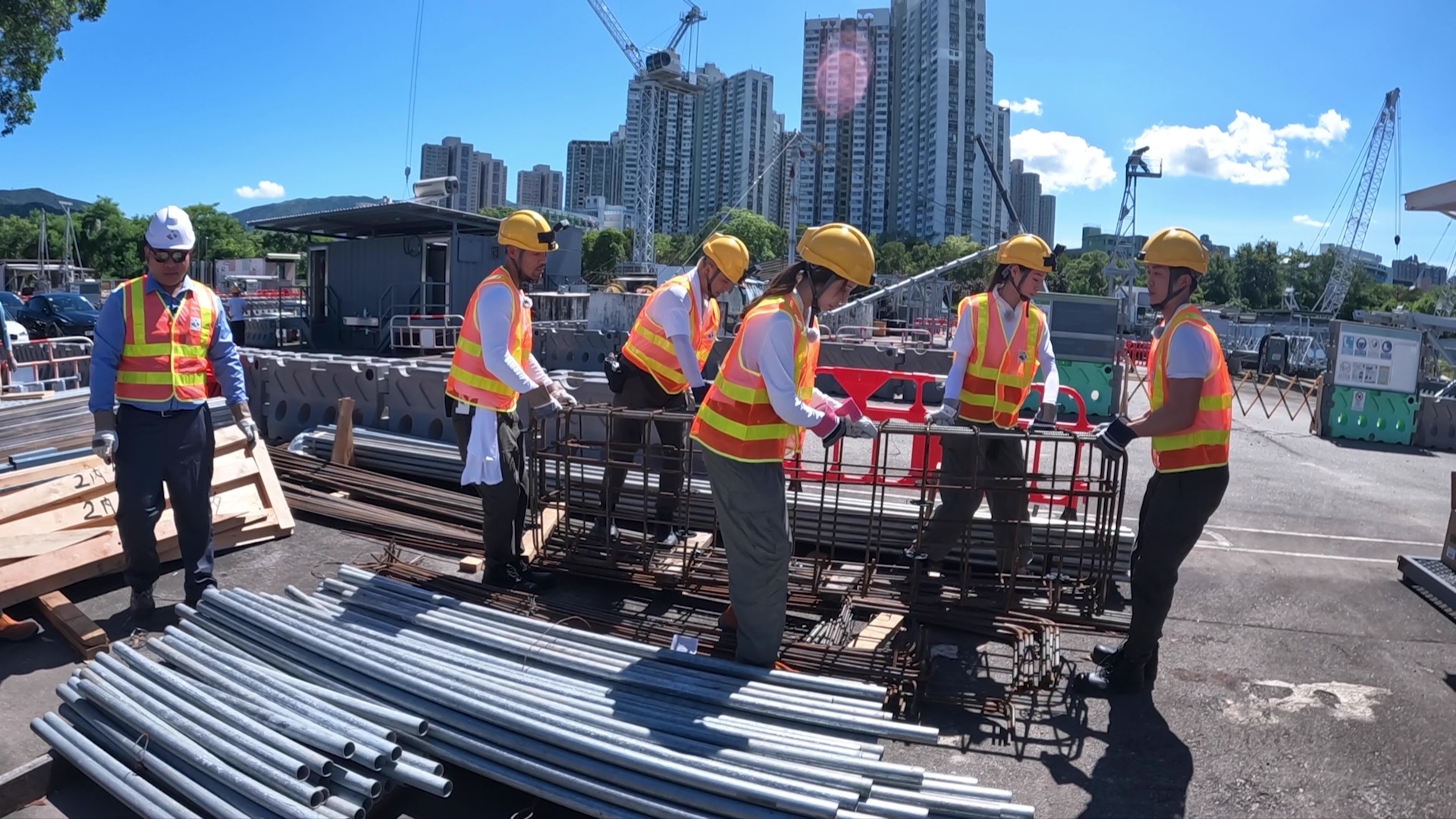 佢哋要合力搭建一條可供小型貨車駛過嘅橋。