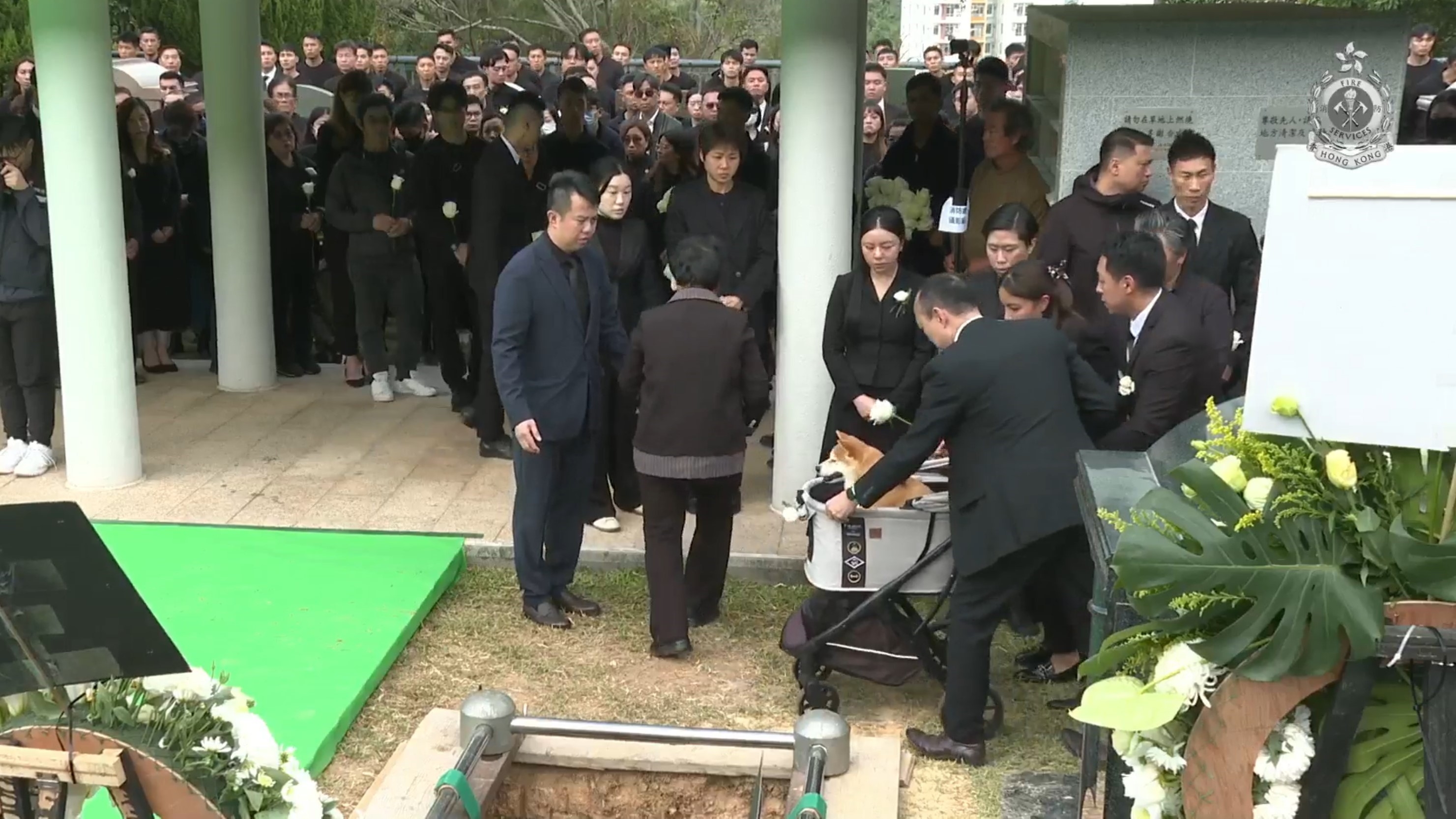 殉職消防隊目何偉豪靈柩下葬浩園 未婚妻悲痛淚灑當場 狗狗在場送別主人 - 東張+