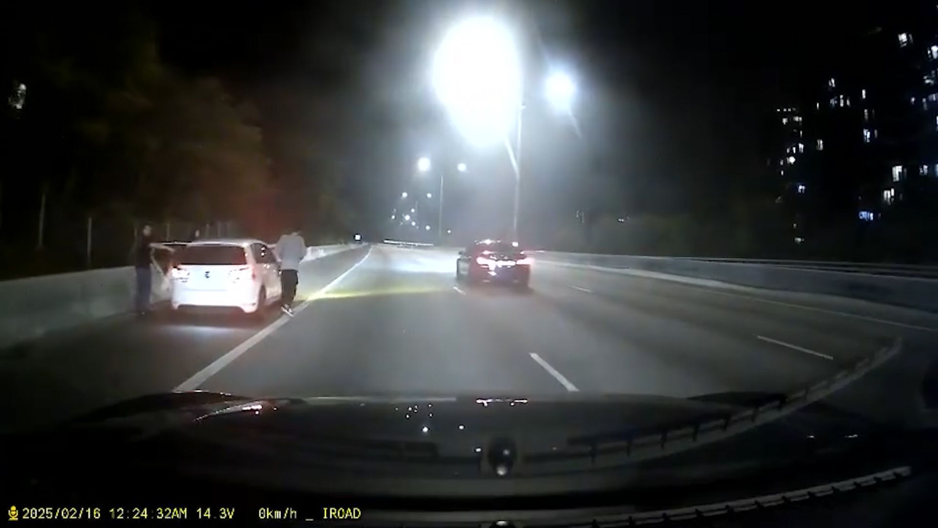 屯門公路私家車疑入彎時「甩尾」。(影片截圖)