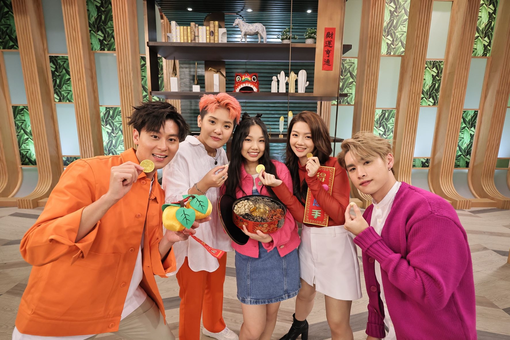 5 位《聲夢傳奇 2》(馬來西亞)藝人(左至右)潘乾政(Zentson)、 梁宸語 (Zev) 、王紫薇 (ZiWei) 、 彭詡越 (Xair)、陳泓升(Vincent) ，飛來香港提早迎接兔年。