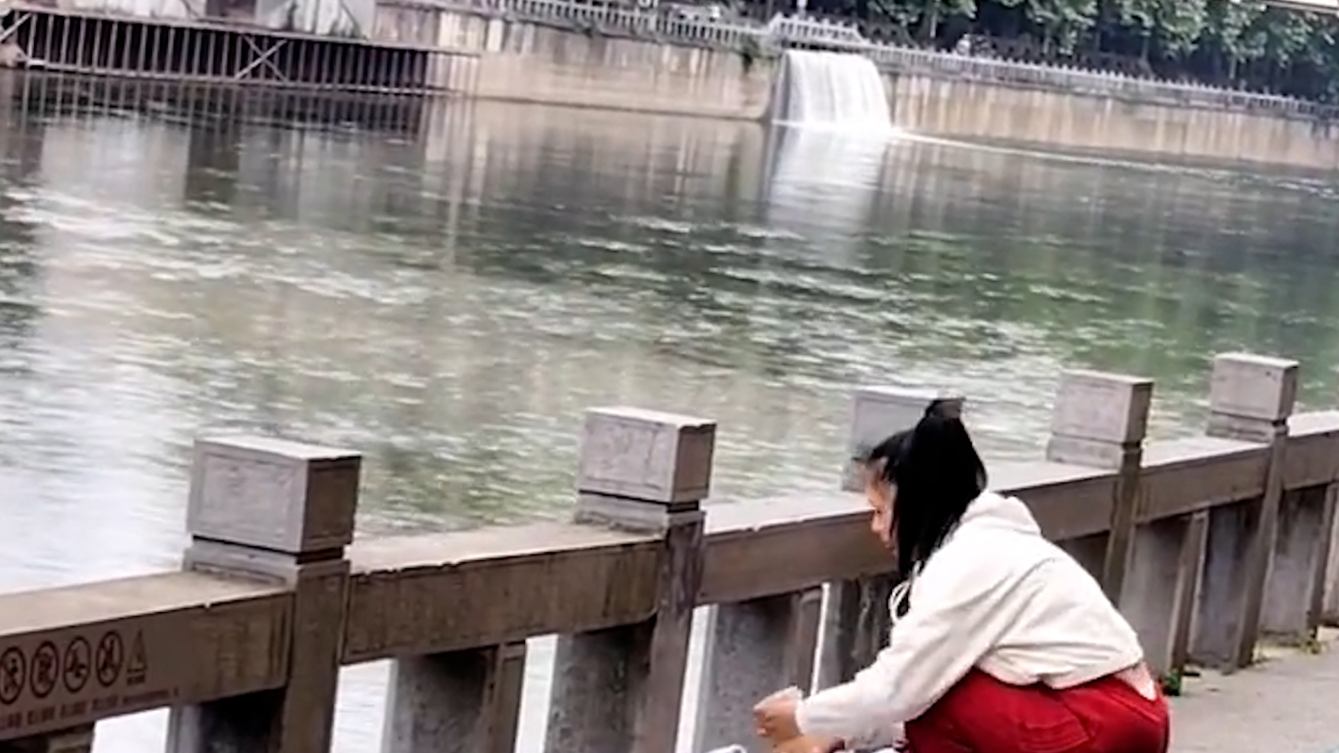 貴州女子河邊「放生奶茶」惹熱議　內地網民批無聊：之前有人放生礦泉水 （微博影片）