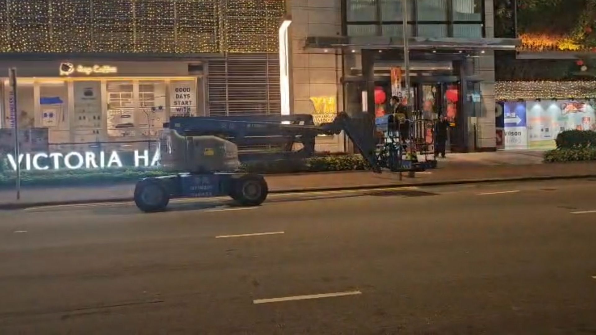 無視行人安全駛上步道 現場缺乏防護設施