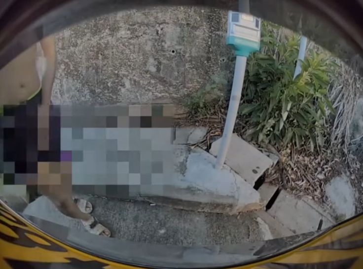 車Cam直擊｜屯門泳灘男子泳灘私家車尾偷小便　車後鏡頭揭荒唐行徑