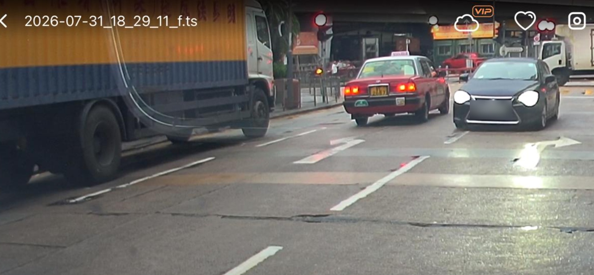 東張西望報料｜葵涌驚現私家車逆線左轉　無視路面箭嘴闖入對頭線　司機嚇到急煞避讓 （報料人提供）