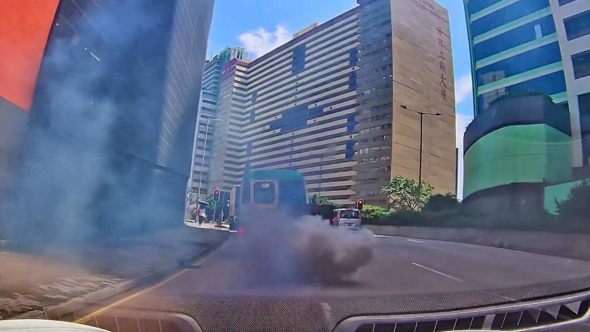 車Cam直擊｜葵涌專線小巴引擎冒濃濃黑煙　片主笑稱進入「夢幻仙境」 （Threads＠hkparkingl）