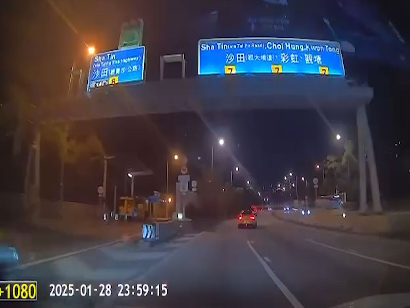 呈祥道私家車影線位切線失敗，鏟石壆再連打關斗四輪朝天