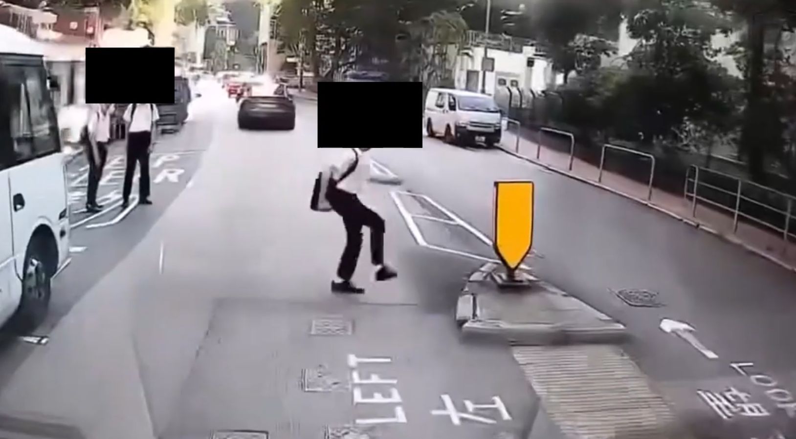 車Cam直擊｜中學生亂過馬路「跳出跳入」