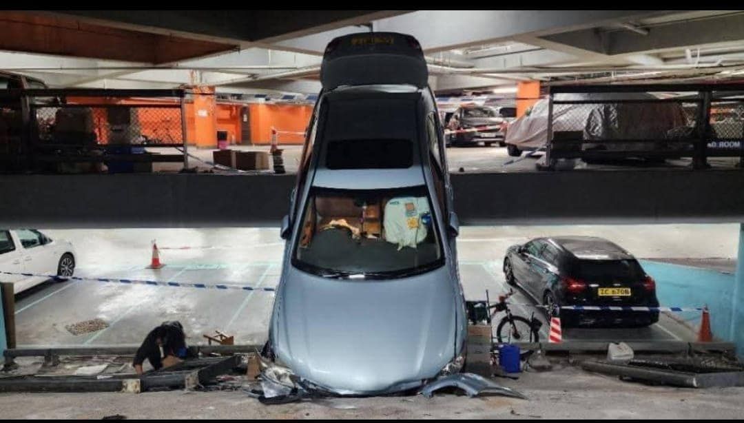 南區華貴邨停車場私家車「45度插斜坡」，88歲司機被困車內。