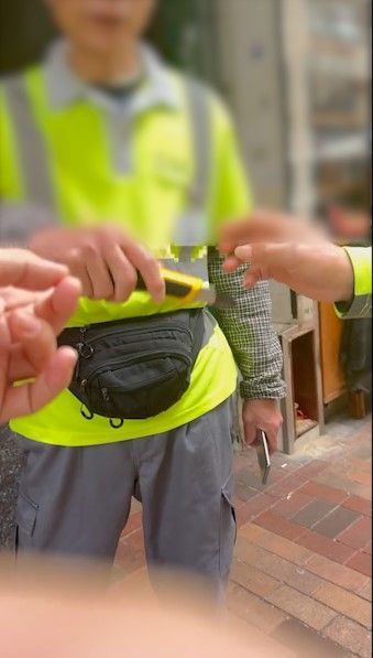 食環署外判清潔工涉自貼街招扮清理，現轉介警方跟進事件。