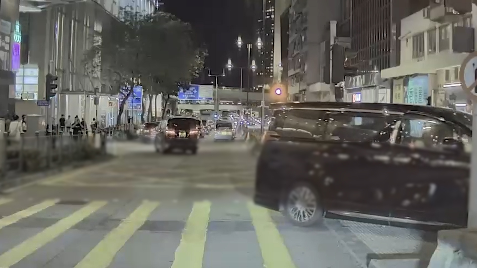 車Cam直擊｜尖沙咀七人車入錯線後逆線　膽大包天越安全島離開