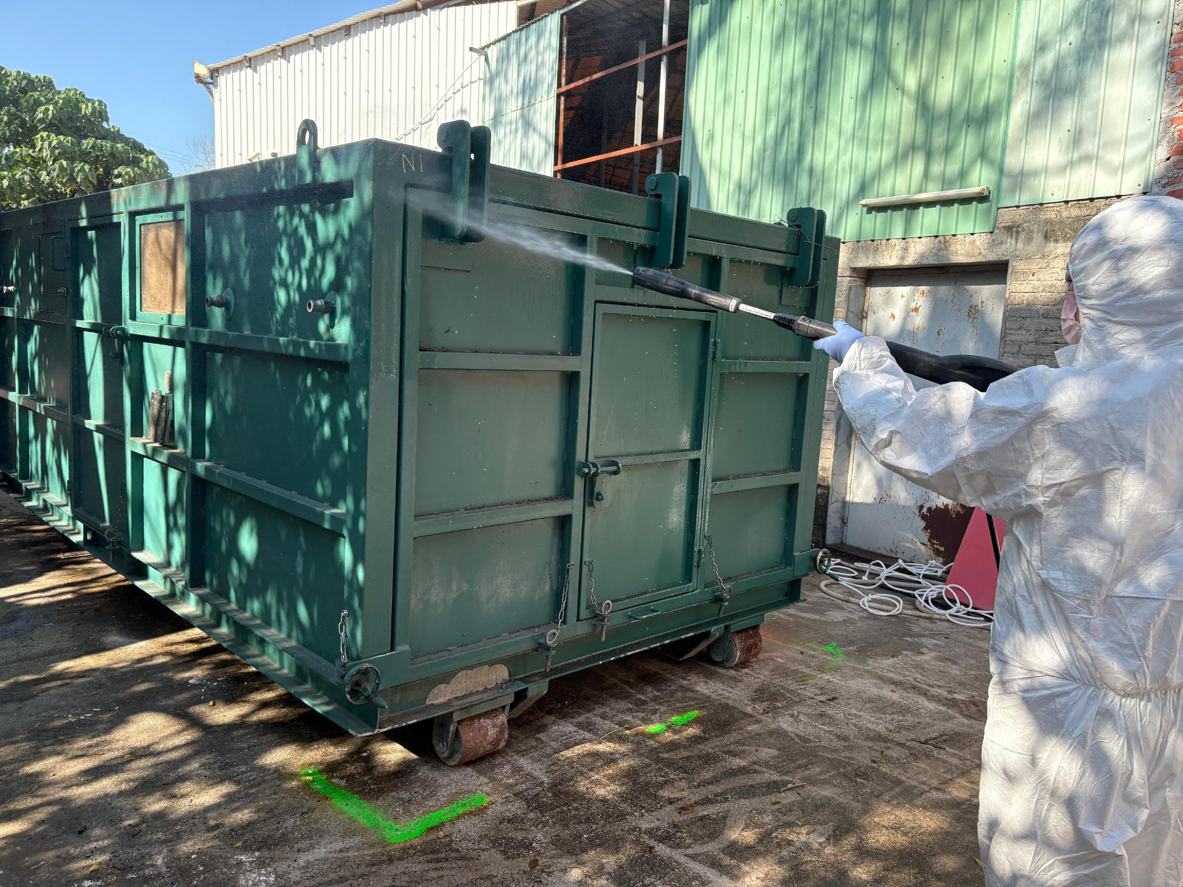 圖示漁護署人員為二氧化碳氣室進行消毒。（漁護署圖片）