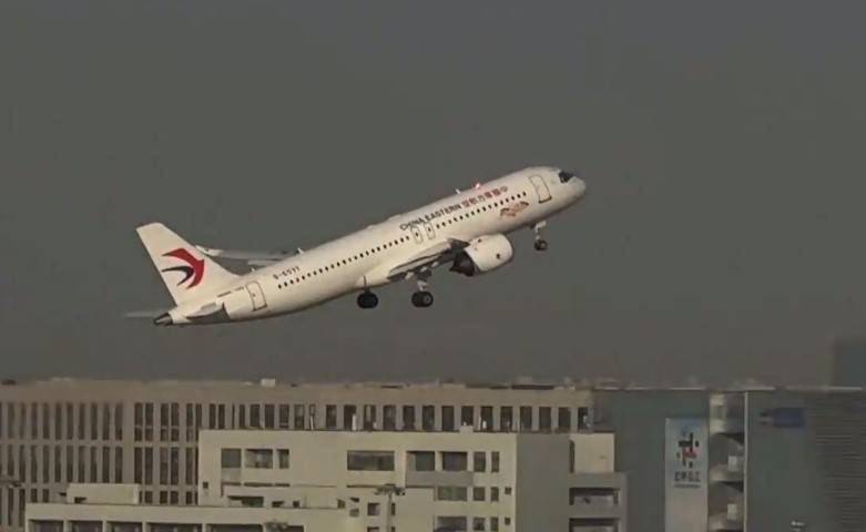 C919｜國產「大飛機」元旦首航上海飛香港。