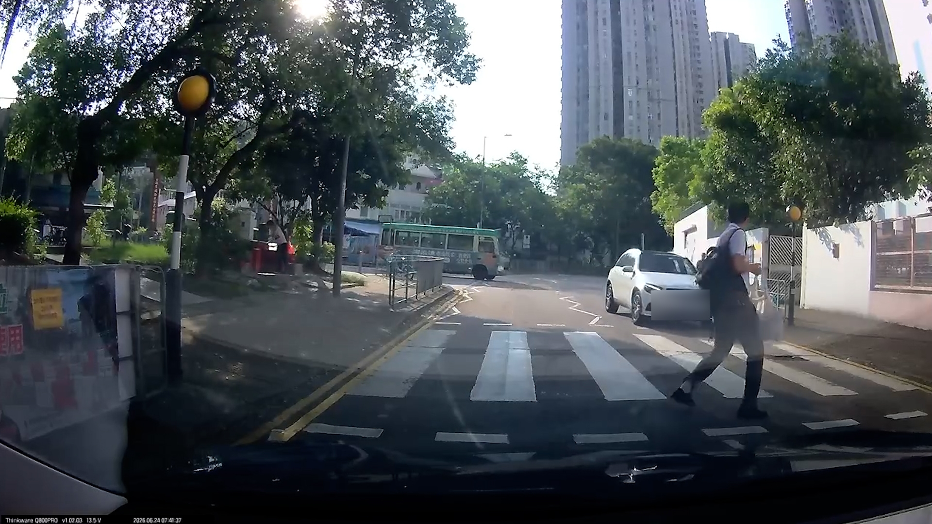 車Cam直擊｜白色私家車斑馬線「直衝」險撞行人　片主怒轟：遲早一鑊撞死人 （FB@ThrillingDragon2686）