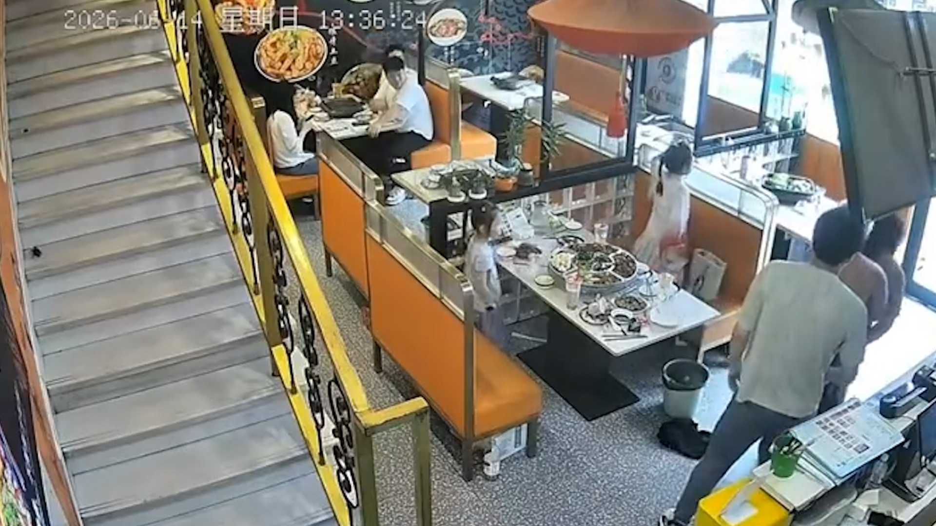 有片｜蘇州廚師「半裸」救鯁喉女人惹爭議　卡喉食客獲救後掀網絡熱論