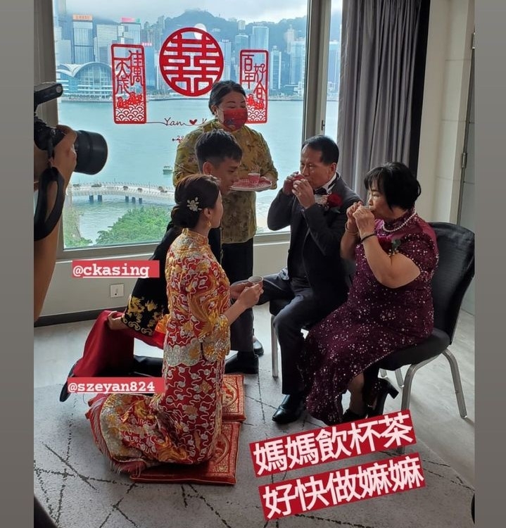 張詩欣身穿龍鳳裙褂奉茶。