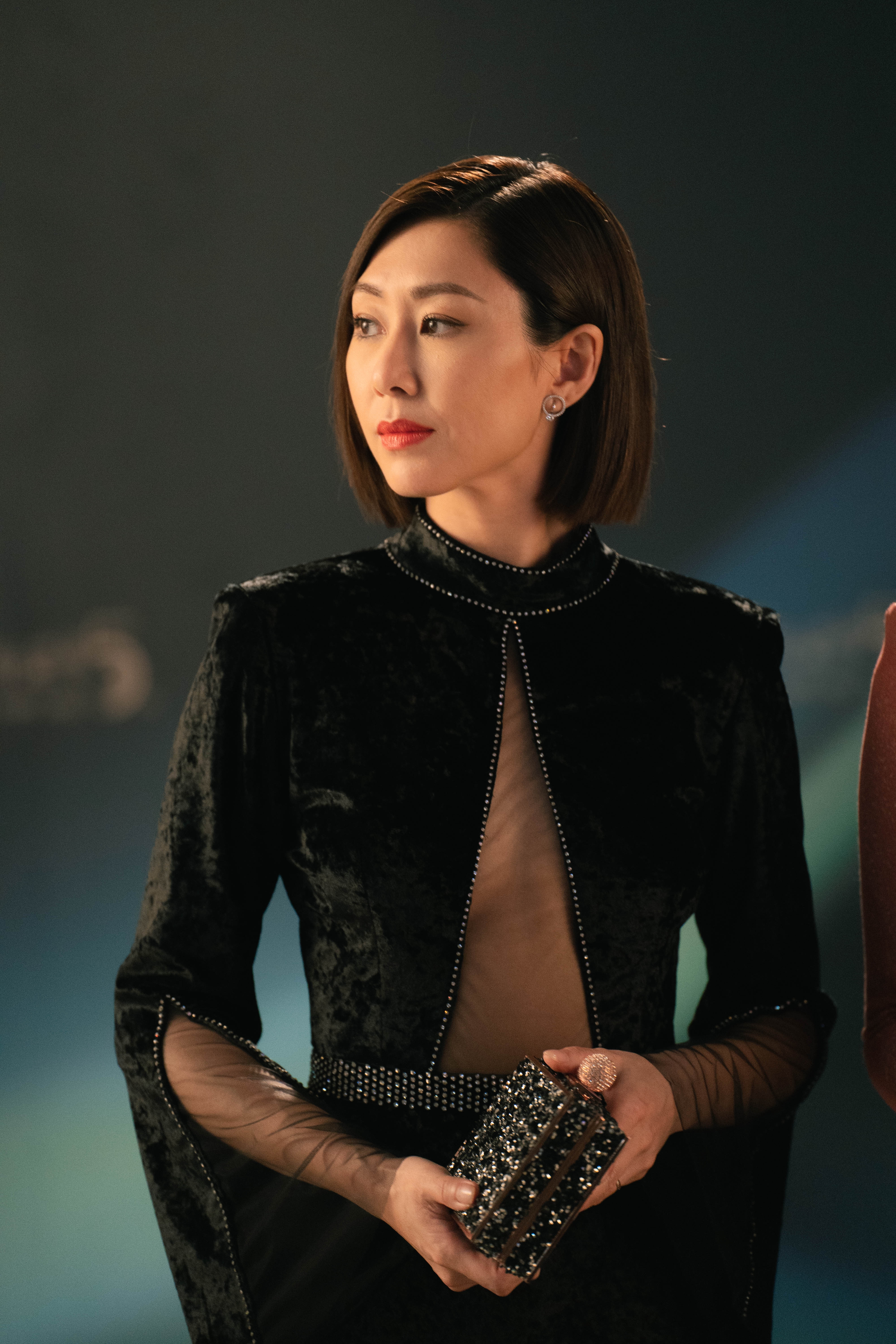 定欣一身中空透視裝現身派對，非常性感