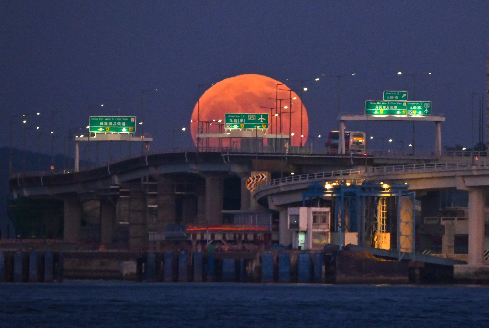 香港天文台在Facebook專頁以「月亮錯覺」為題發帖，並附上「巨月」相片。（Facebook圖片／香港天文台 HKO）