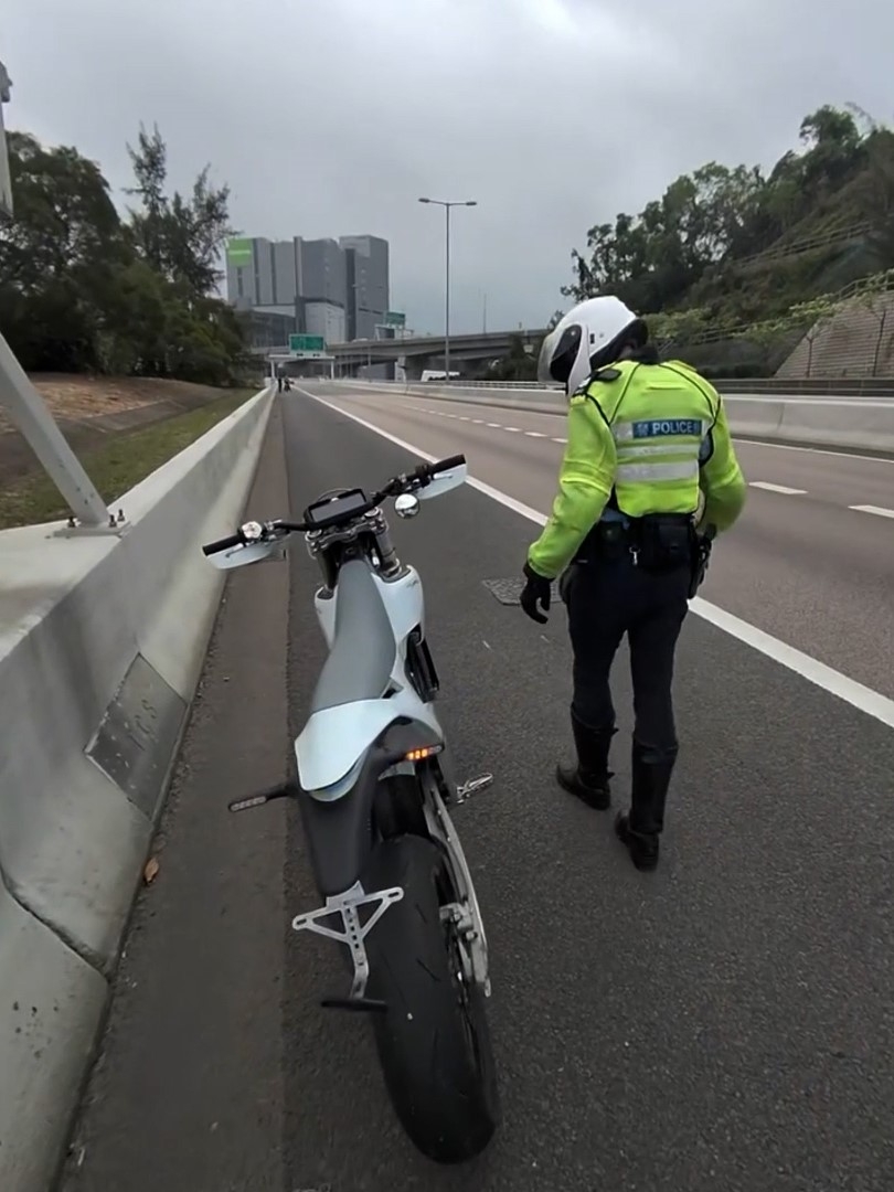 涉事男子沿青沙公路往昂船洲方向行駛，被一名交通警員發現他的電單車沒有車牌，警員遂指示他駛向路邊停車。（Instagram影片截圖／@surron_london）