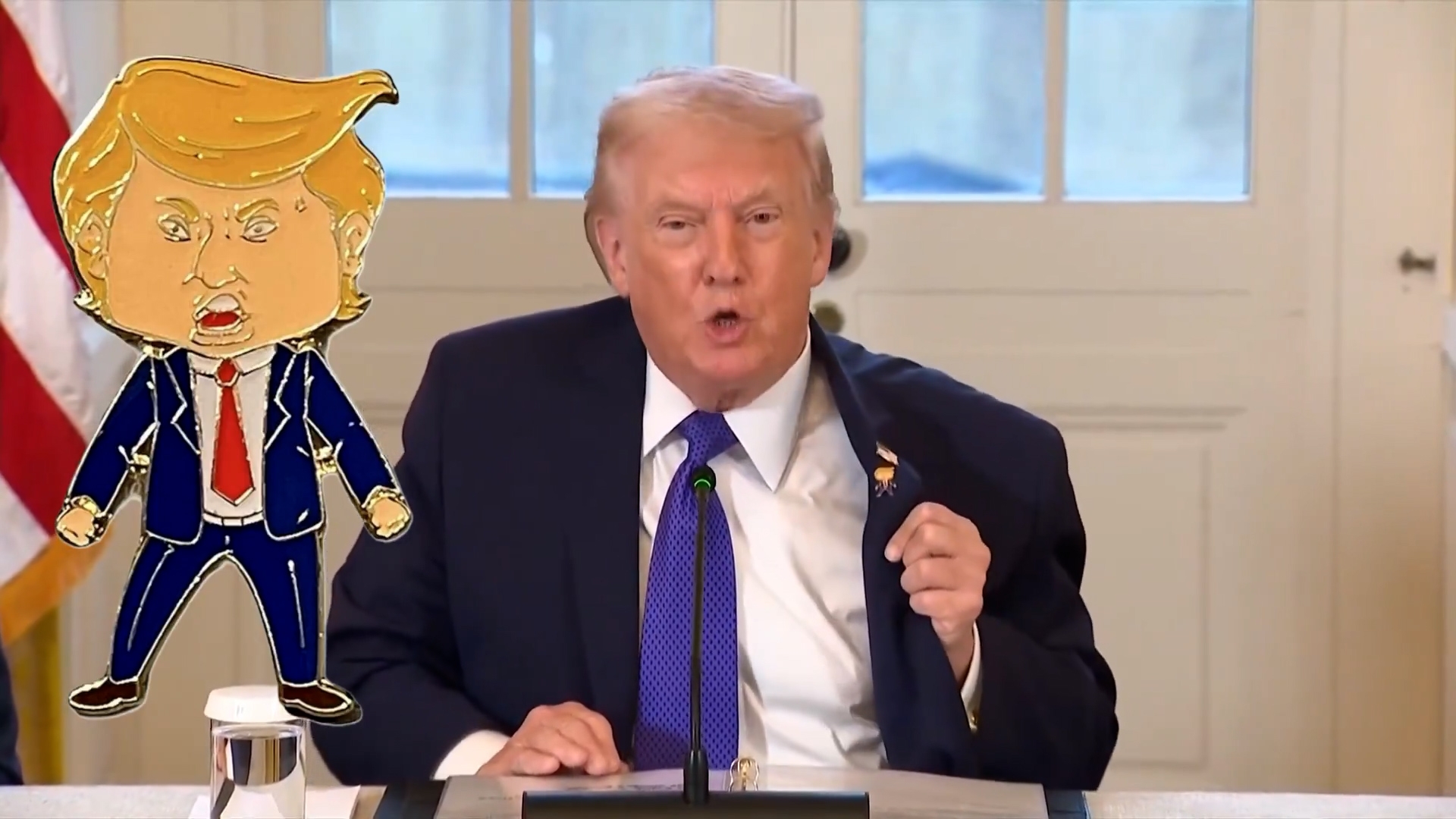 當有記者問及這枚胸針時，特朗普表示胸針叫「快樂特朗普」。（X影片截圖／EricLDaugh）