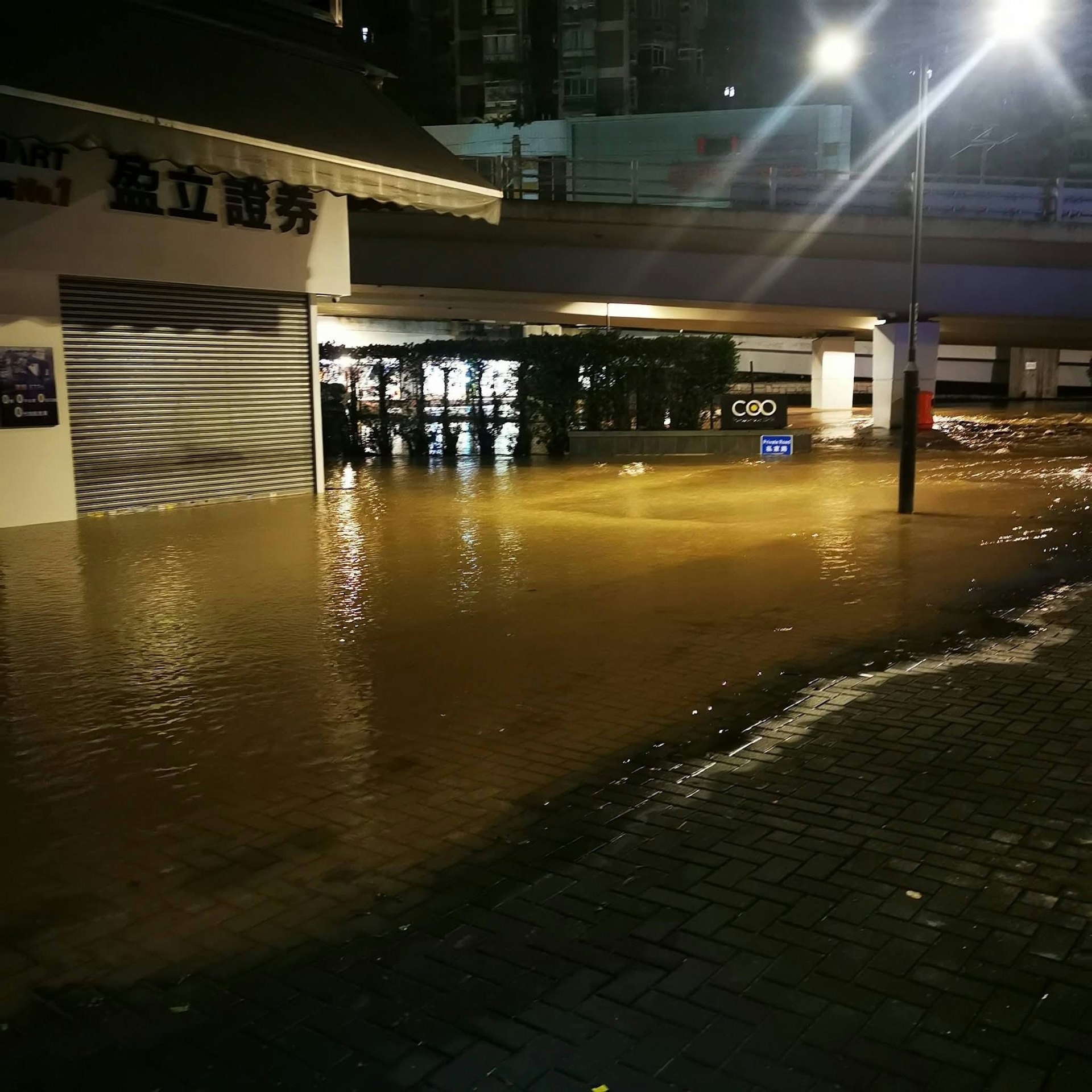 在凌晨時份，橋底停車場水深一度及停泊車輛的半個車輪，鄰近一帶行人路亦被水淹浸。（Facebook 圖片／真.屯門友）